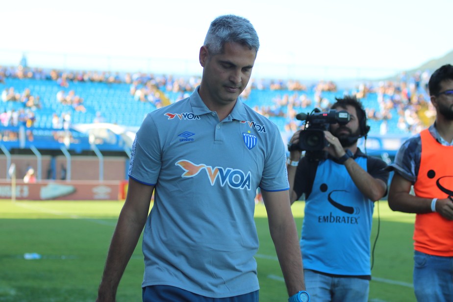 Avaí surpreende e demite técnico após eliminação no Catarinense