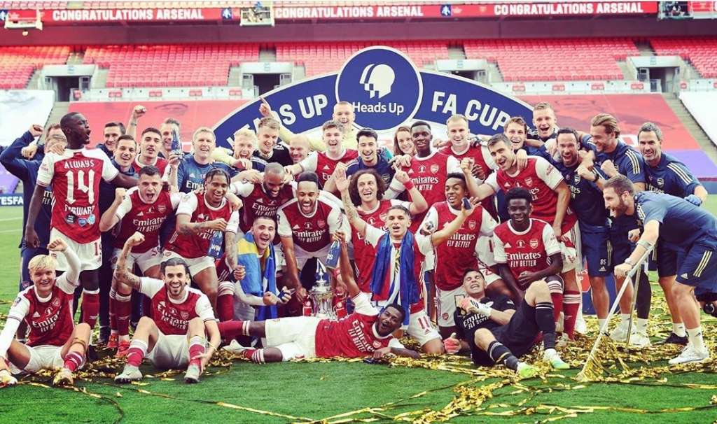 Em sua primeira temporada pelo Arsenal, Martinelli comemora o título da Copa da Inglaterra