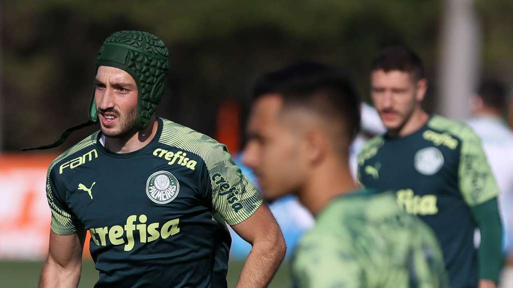 Matías Viña treina com capacete e pode ser a surpresa do Palmeiras contra a Ponte