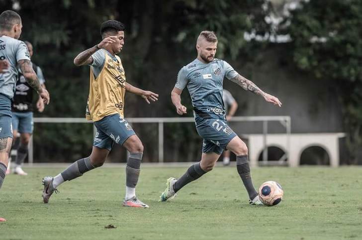 Juiz revoga rescisão de contrato e atacante volta a ser jogador do Santos