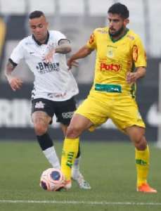 Outra vez Éderson de fora da área; outra vez Timão na final