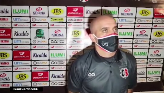 Treinador do Santa Cruz se atrapalha com máscara durante entrevista. VEJA O VÍDEO!