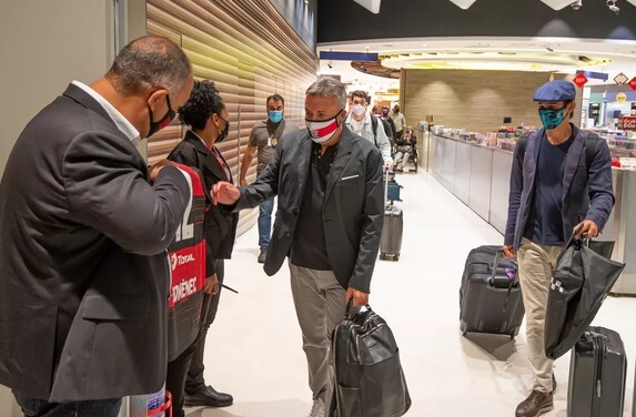 Novo treinador do Flamengo desembarca no Rio e é recepcionado com festa. ASSISTA AQUI!