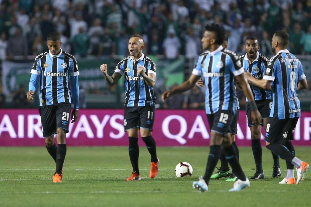 Everton, ao centro, interessa ao Benfica