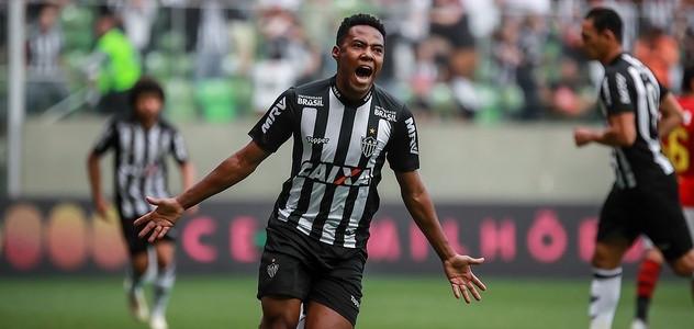 Após reforçar o ataque, Chapecoense abre conversas com volante ex-Fla e Corinthians