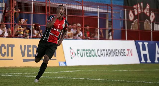 Joinville dá com a língua nos dentes e Náutico fica perto de volante