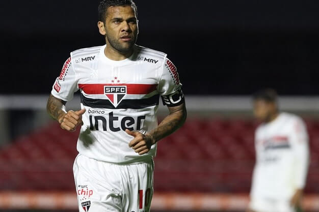 Daniel Alves destaca falta de alinhamento dentro do São Paulo. VEJA O VÍDEO!