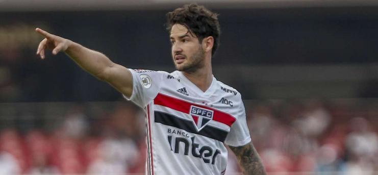Grupo Sílvio Santos negocia com o São Paulo para lançar perfume de Alexandre Pato