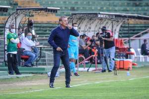 Depois de 'voar baixo' no Santo André, Paulo Roberto Santos está de volta ao mercado