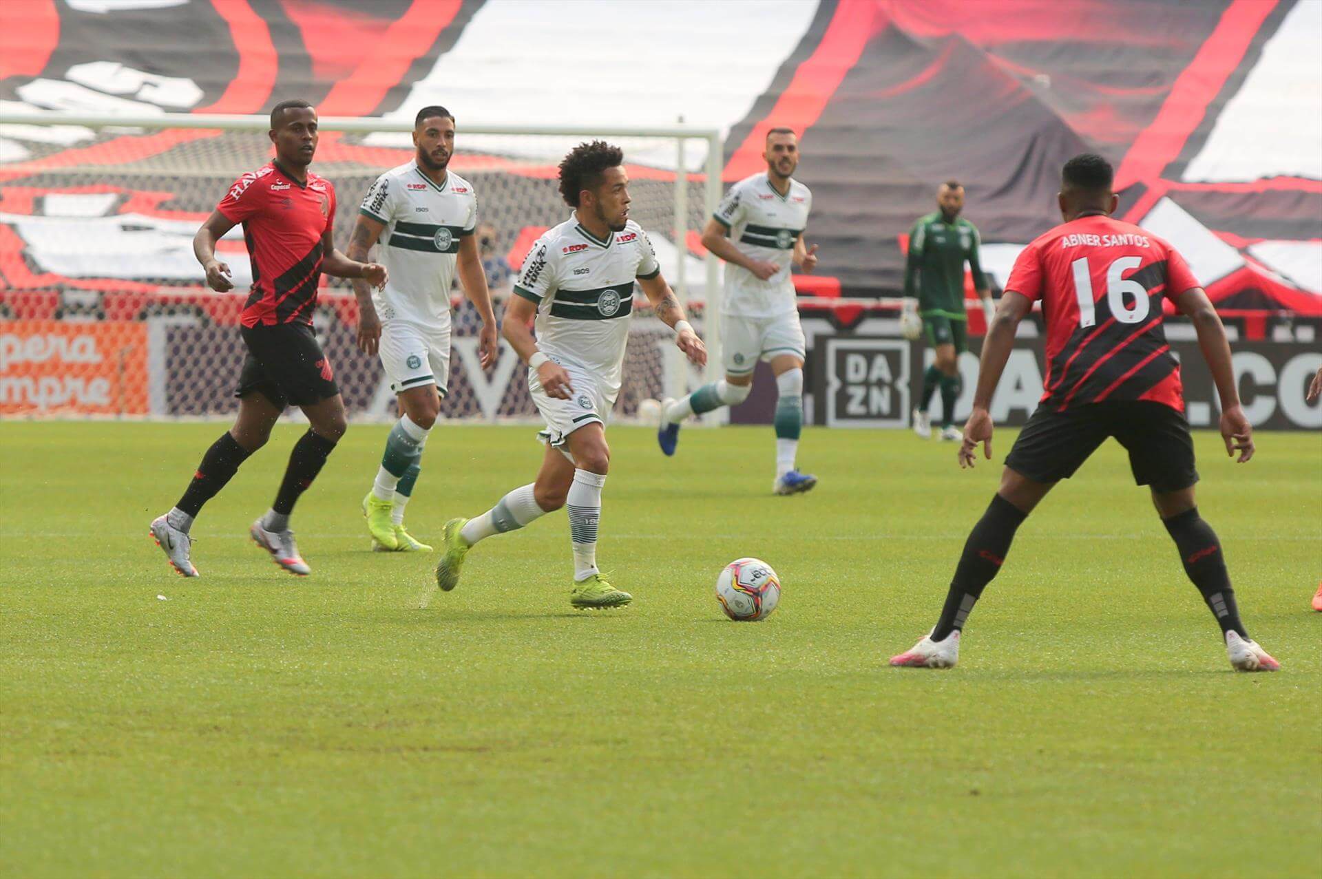 Destaque do Coritiba é levado para o hospital com suspeita de fratura. VÍDEO!