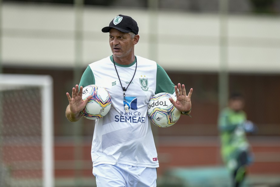 Após queda, Lisca chama árbitro de ‘pipoqueiro’ e garante: “Não tem colhão”