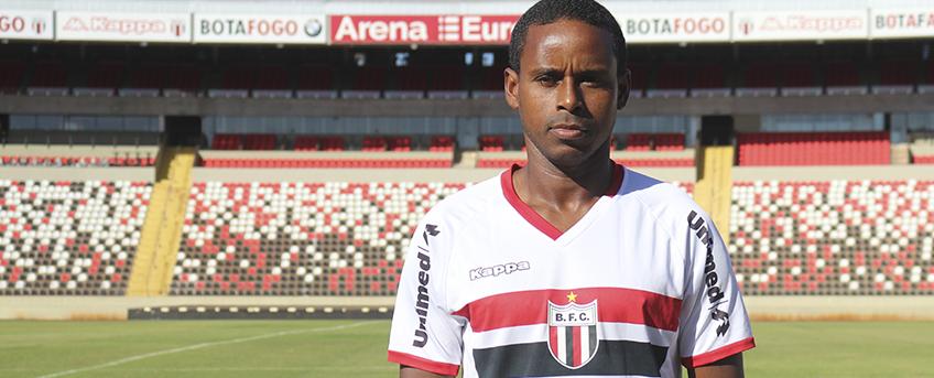 Série B: Botafogo acerta com meio-campista de 35 anos, ex-Cruzeiro e Chapecoense