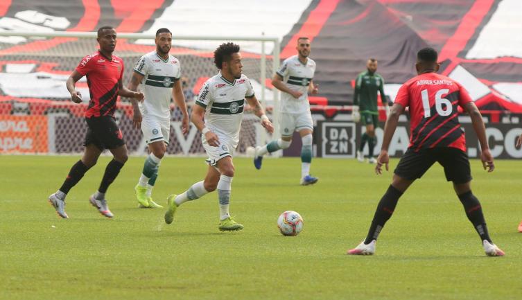 Meia do Coritiba terá que passar por cirurgia após lesão grave no tornozelo