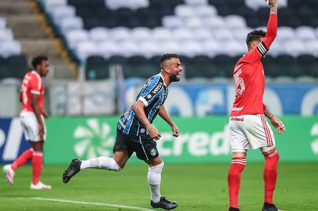 Volante do Grêmio tira sarro do Internacional: “Perderam de novo”