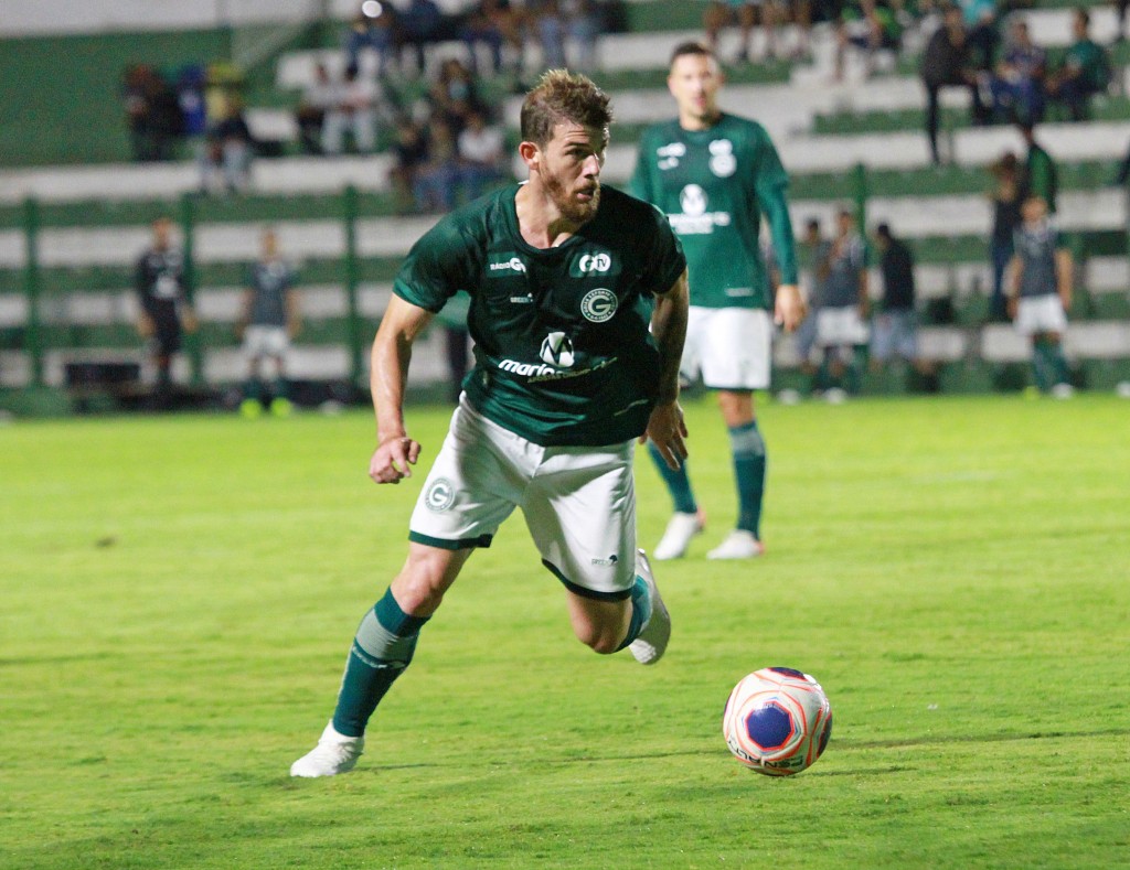 Dirigente fala sobre saída de trio e despista sobre volante no Guarani