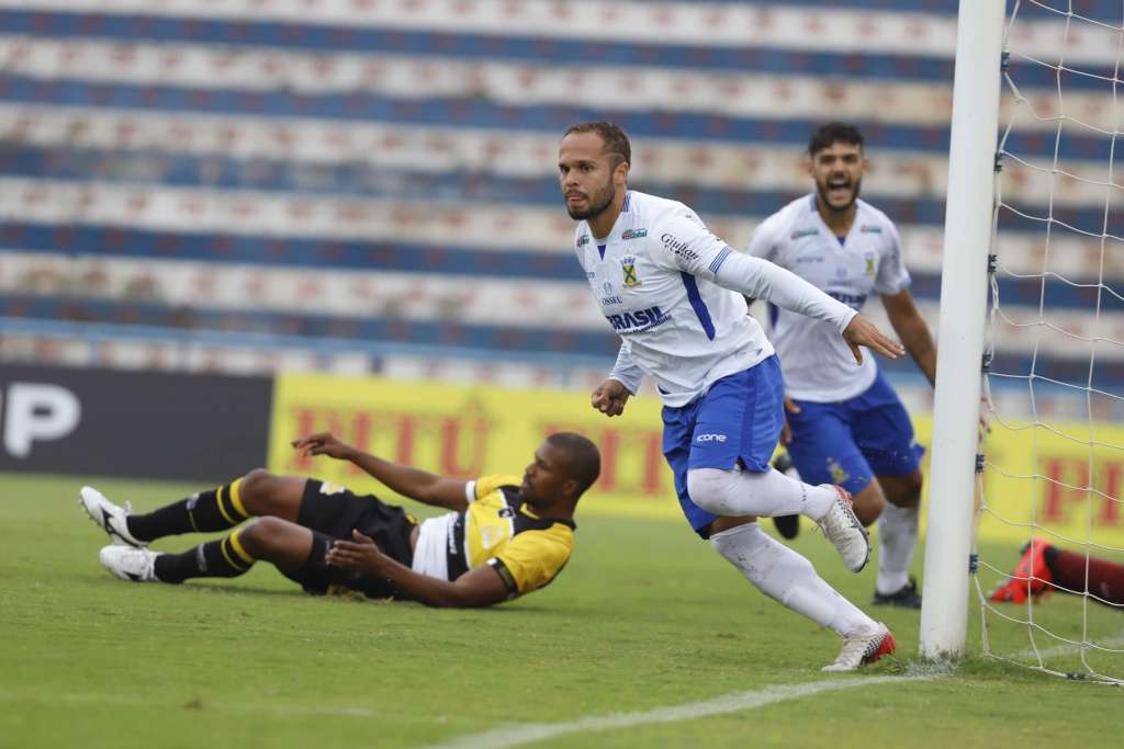 Douglas Baggio é o primeiro reforço do Goiás