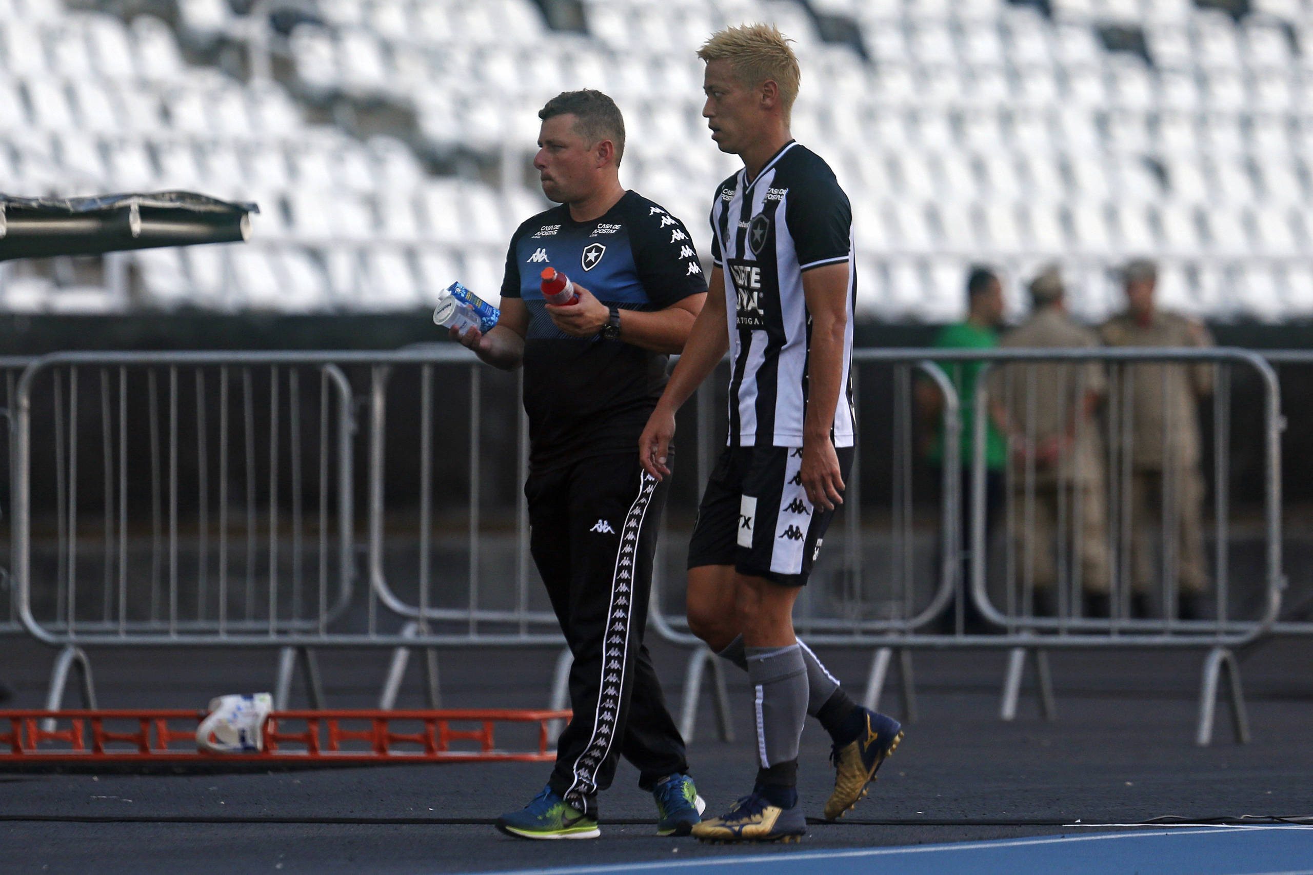 Com Kalou e Honda, Botafogo crê em legião estrangeira no Brasileirão