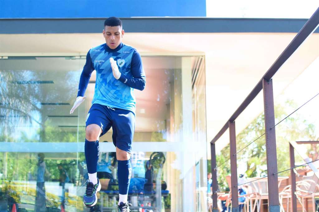  O meio-campo Danilo em atividade no CT (Foto: Gustavo Oliveira/LEC) 