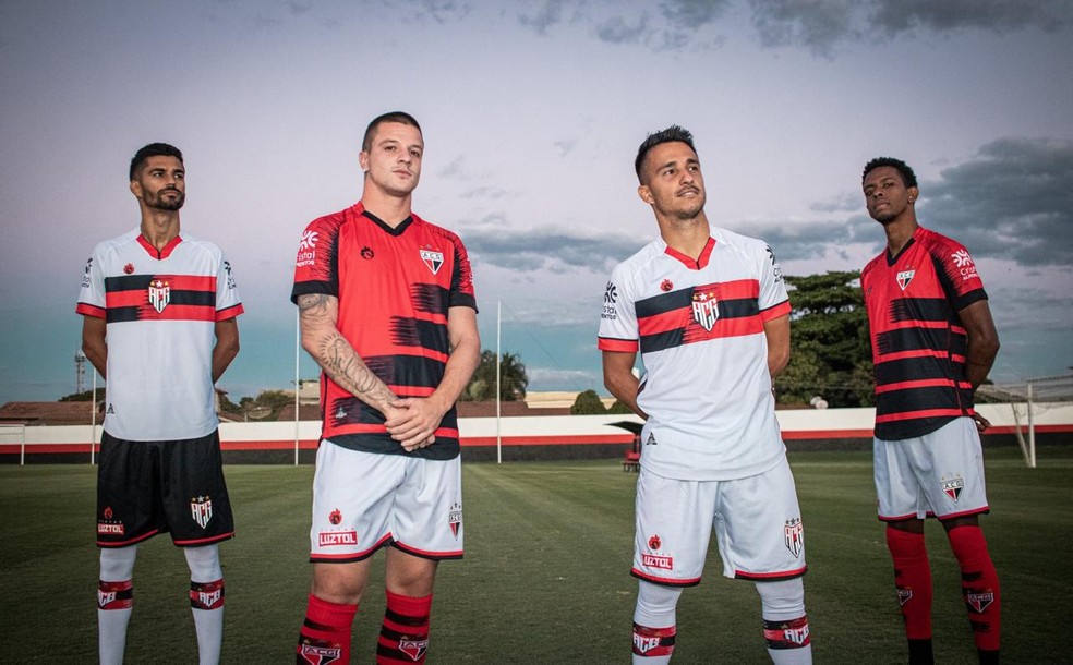 Atlético-GO apresenta novos uniformes com dois escudos diferentes