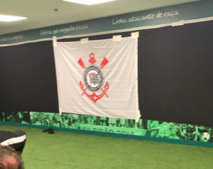 Palmeiras 'envelopa' vestiário com imagens de conquistas, mas Corinthians encobre