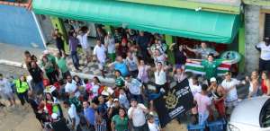 Sem cerco nas ruas, torcida do Palmeiras se aglomera em bares para ver o jogo