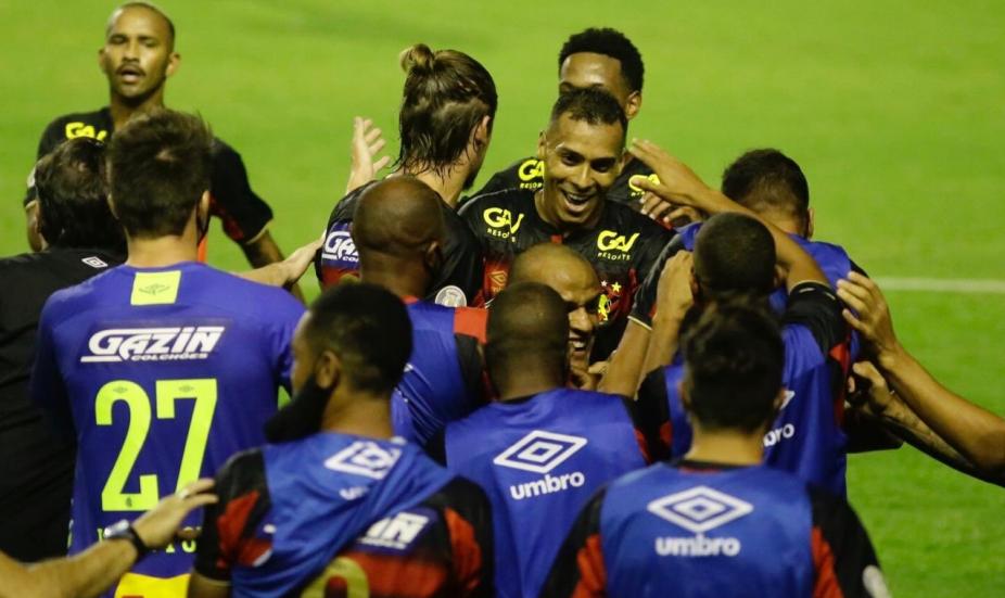 Élton deixou sua marca duas vezes. (Foto: Anderson Stevens / Sport)