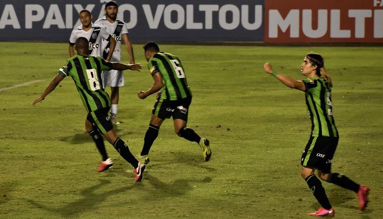 Pênalti inexistente deu gol ao América-MG