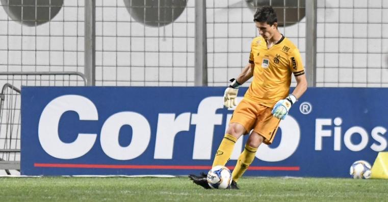 Airton brilhou na vitória do América