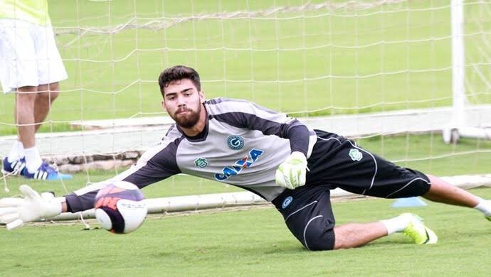 Goleiro abandona churrasco para reforçar Goiás de última hora