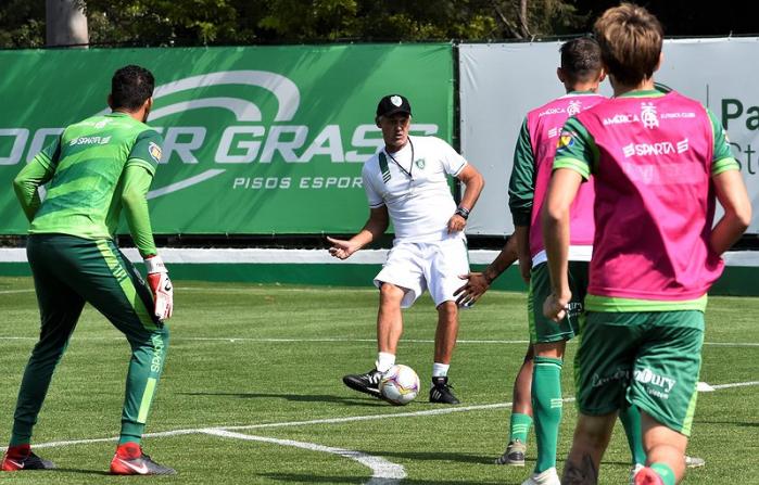 América-MG treina em CT de clube campeão e renova com jovem lateral