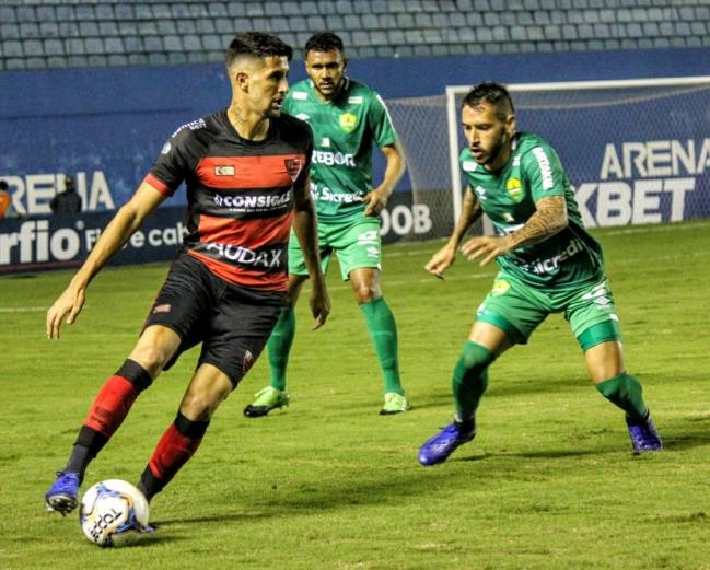 Série B: Confiança acerta com ex-atacante do Oeste; time viaja para SP