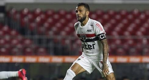 Daniel Alves se manifesta sobre adiamento de Goiás e São Paulo: ‘Inadmissível’