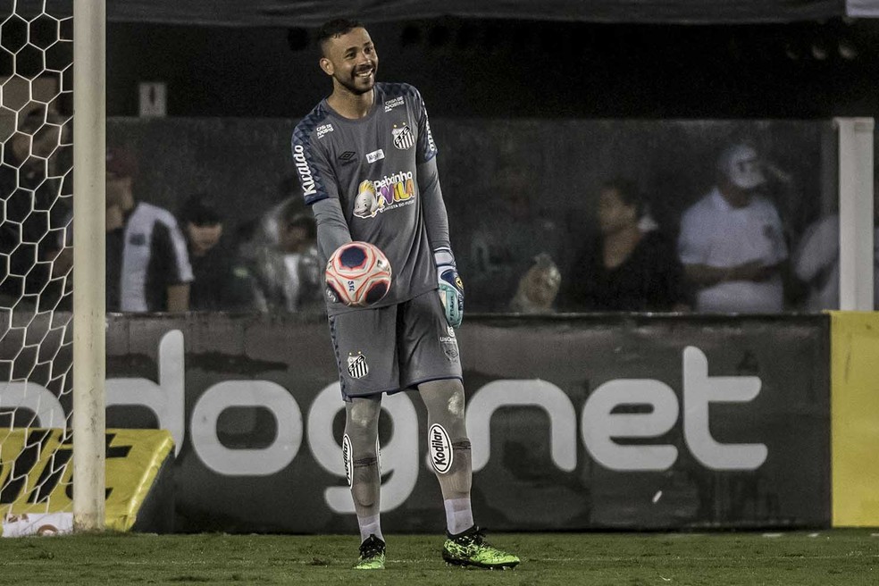 Vladimir fez bom jogo com a camisa do Santos