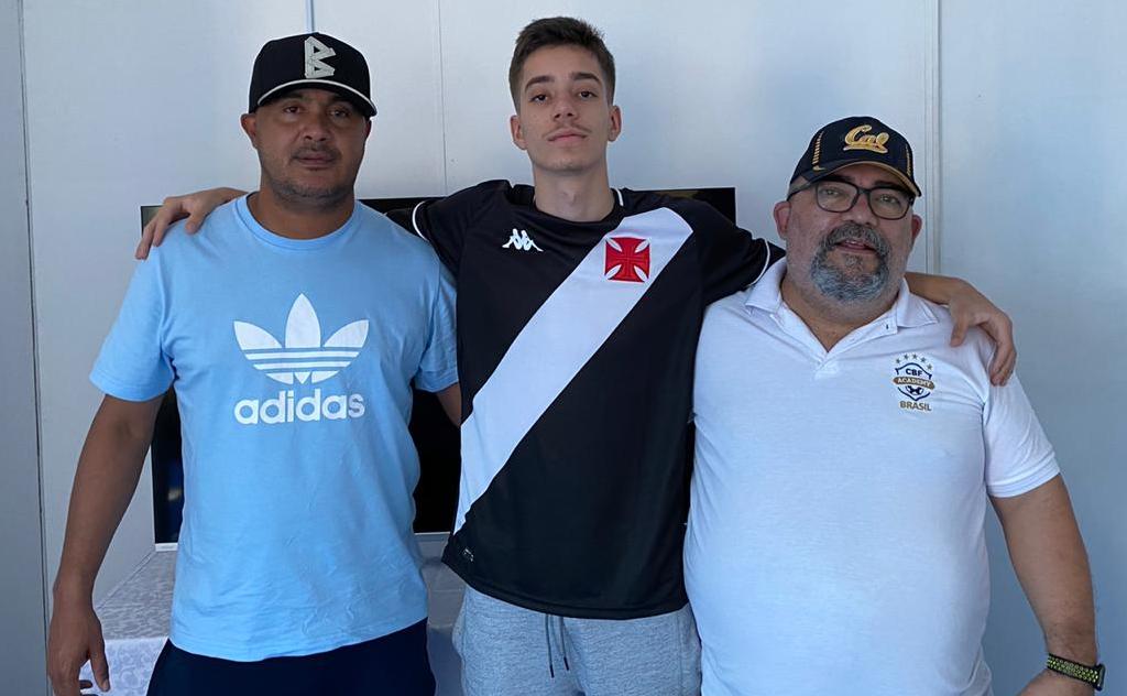 Vasco renova contrato com mais uma revelação do Nacional-SP