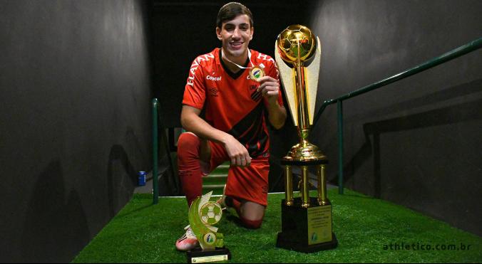 Athletico assina contrato definitivo com ex-atacante do Oeste