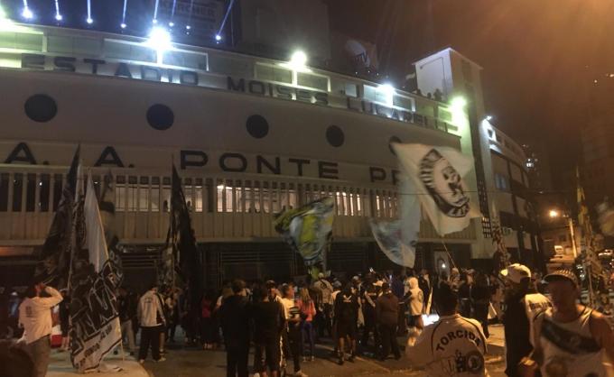 Torcedores com bandeiras na frente do Majestoso