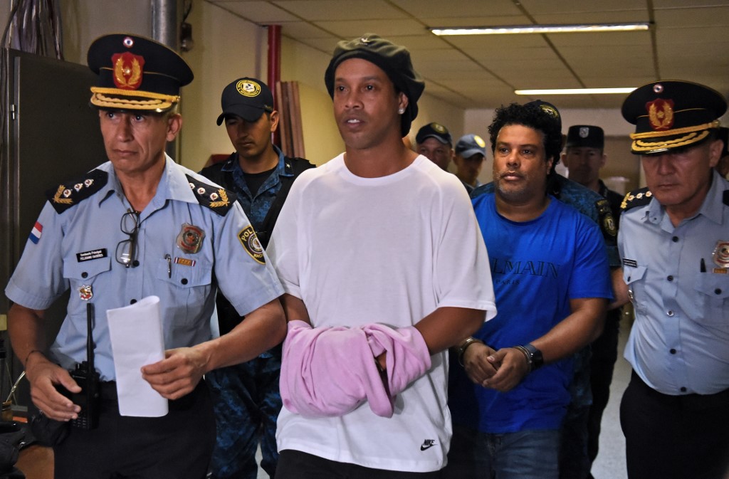 Ronaldinho Gaúcho e irmão podem deixar a prisão no Paraguai ainda esse mês. Entenda!