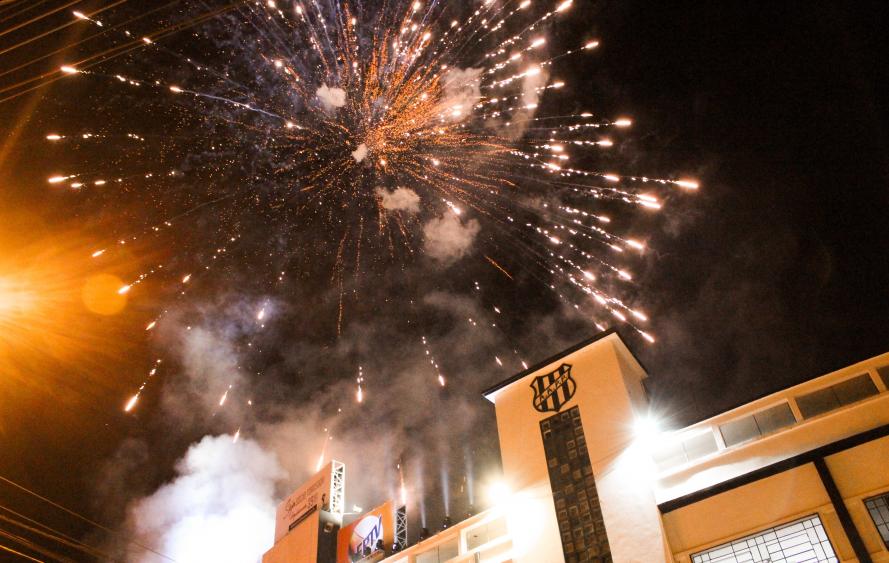 Portal FI traz as fotos da queima de fogos pelo aniversário da Ponte Preta