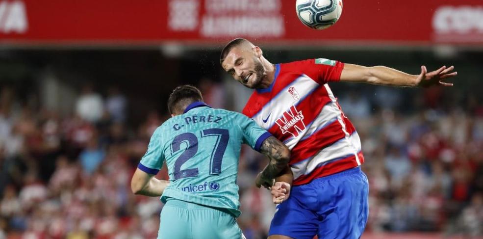 Barcelona revela que um jogador do elenco testou positivo para covid-19