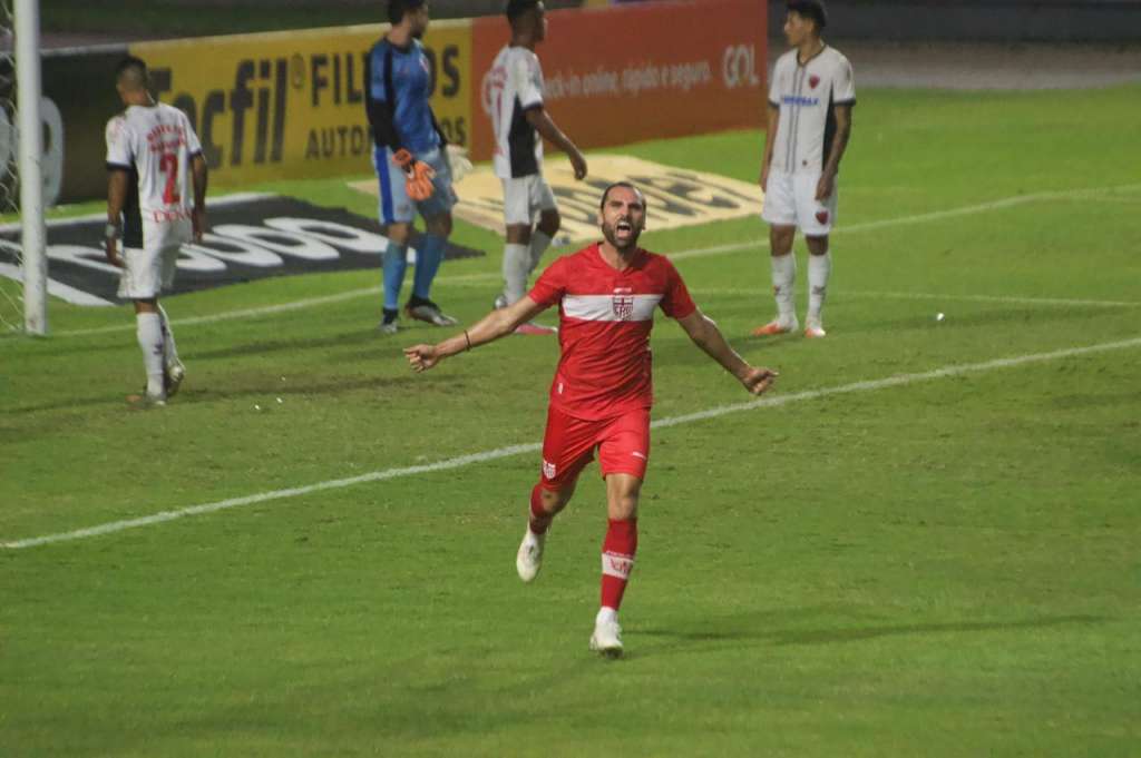 Léo Gamalho marcou o único gol da partida (Foto: Gustavo Henrique/CRB)