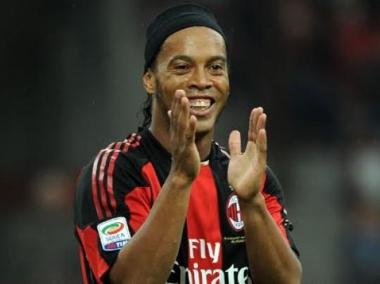 Em ‘prisão domiciliar’, Ronaldinho faz festas ao lado de modelos