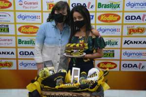 Em ação, torcedora ganha cesta com produtos personalizados do Novorizontino