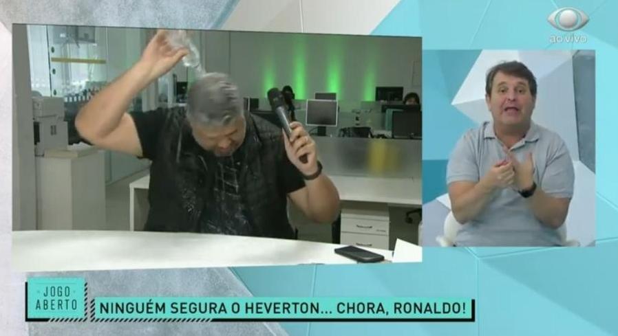 Jornalista-torcedor joga água na cabeça ao vivo para comemorar vitória do Galo