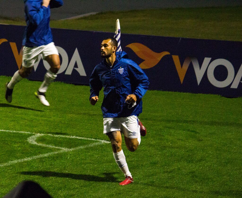 Série B: Lateral do Avaí comemora retorno aos gramados após nove meses