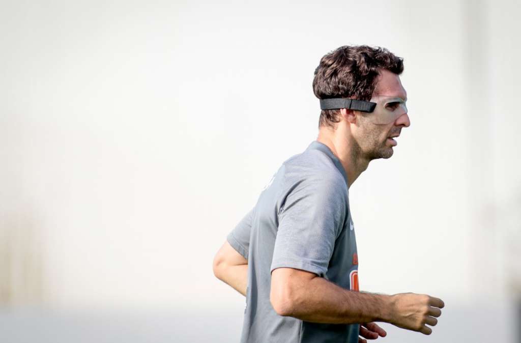 Em reapresentação, treino do Corinthians tem Luan em campo e Boselli de máscara