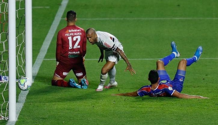 Daniel Alves completou o cruzamento de Reinaldo