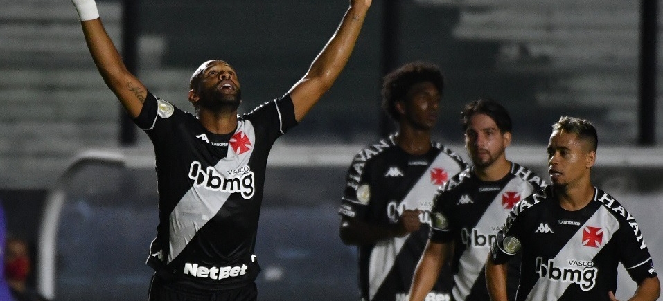 Com pé calibrado, volante do Vasco agradece técnico que foi exímio cobrador de faltas