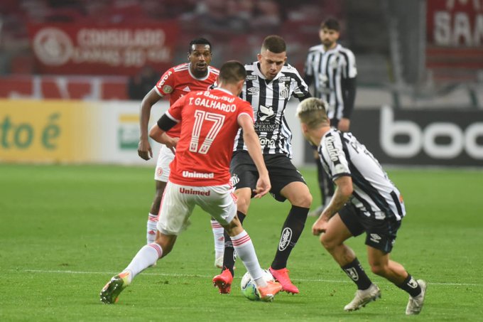 Kaio Jorge lamenta gol anulado do Santos em derrota para o Inter