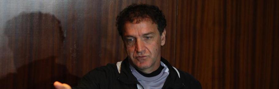 Cuca admite 1º tempo ruim e critica arbitragem após derrota do Santos