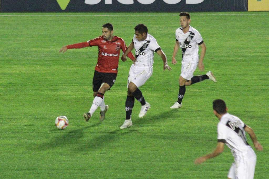Ponte Preta vem de empate com o Brasil de Pelotas (Foto: Carlos Insaurriaga/GEB)